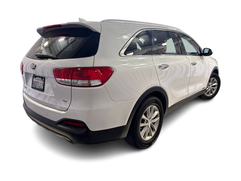 Thumbnail: 2017 Kia Sorento - 17