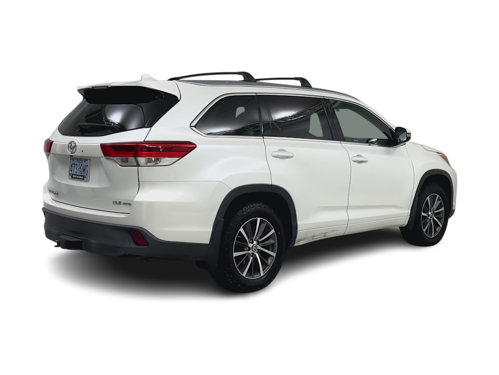 Thumbnail: 2017 Toyota Highlander - 21