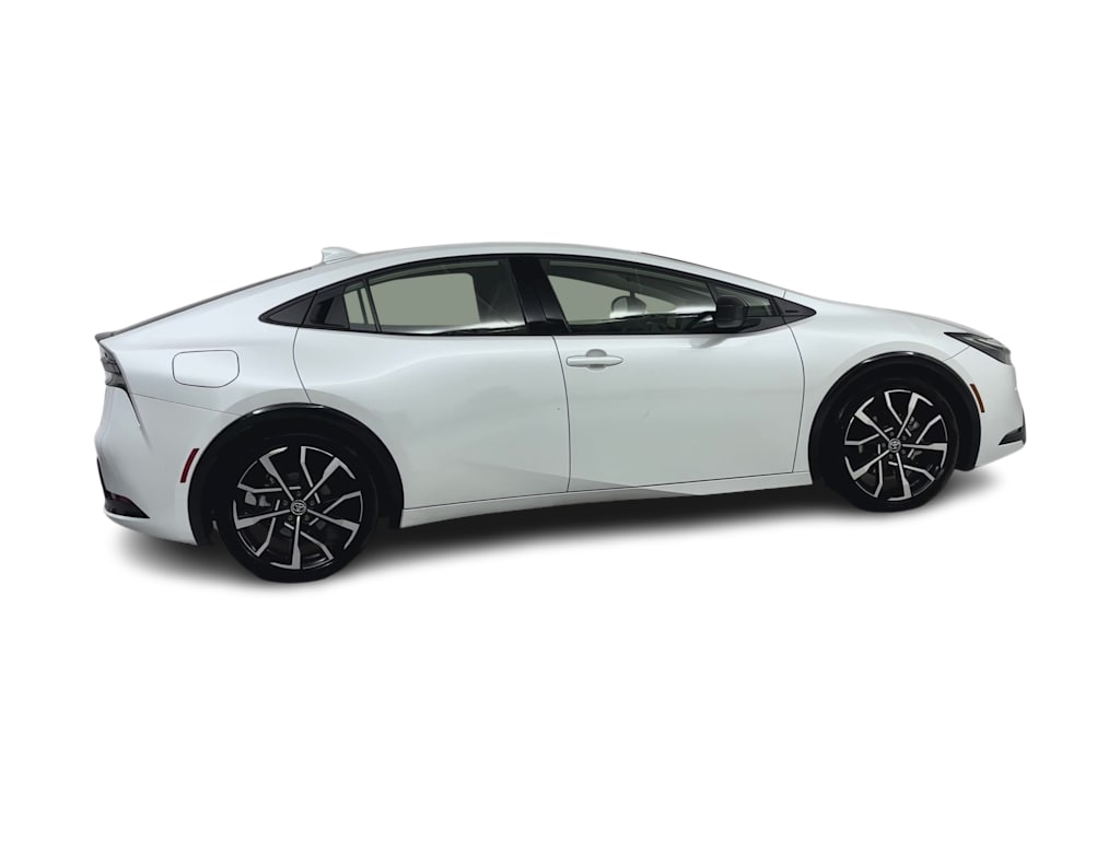 Thumbnail: 2025 Toyota Prius v - 17