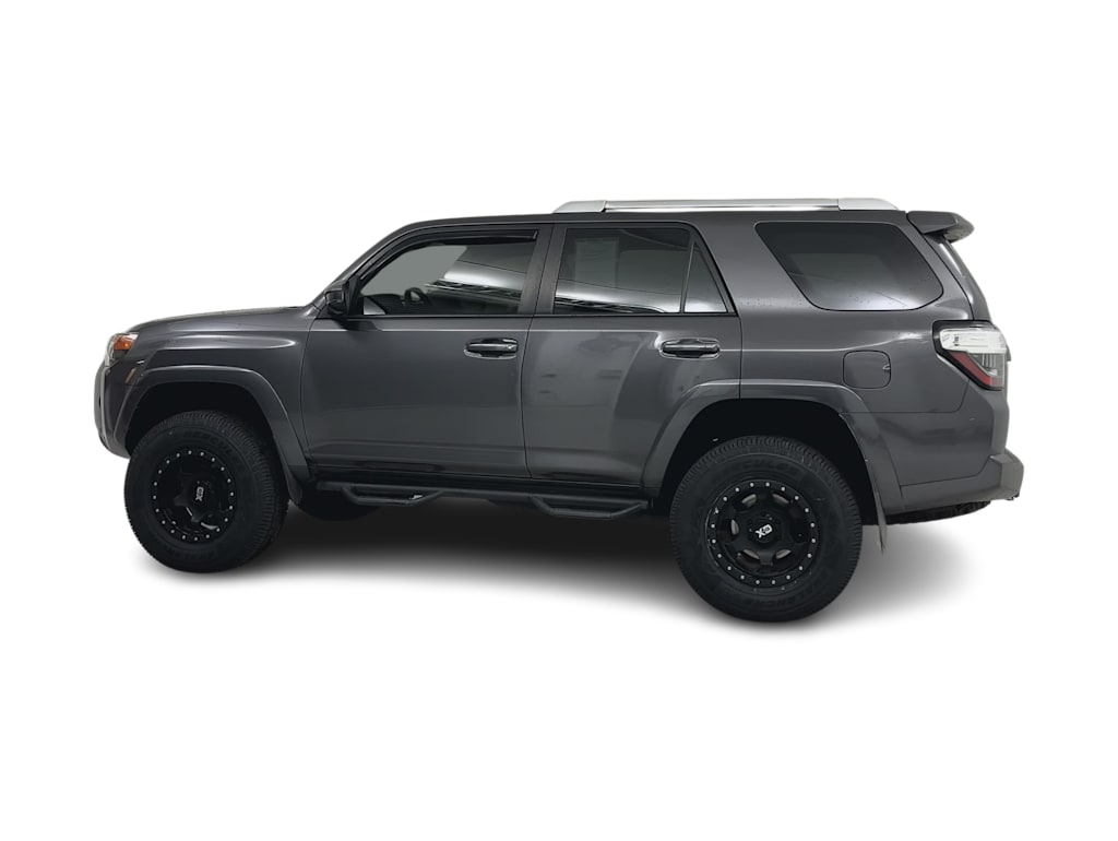 Thumbnail: 2016 Toyota 4Runner - 3