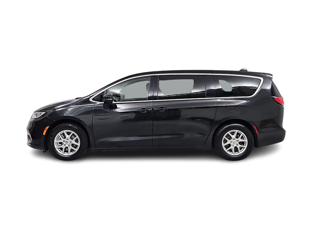 Thumbnail: 2023 Chrysler Pacifica - 3