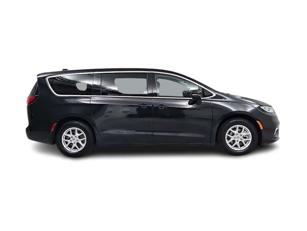 Thumbnail: 2023 Chrysler Pacifica - 19