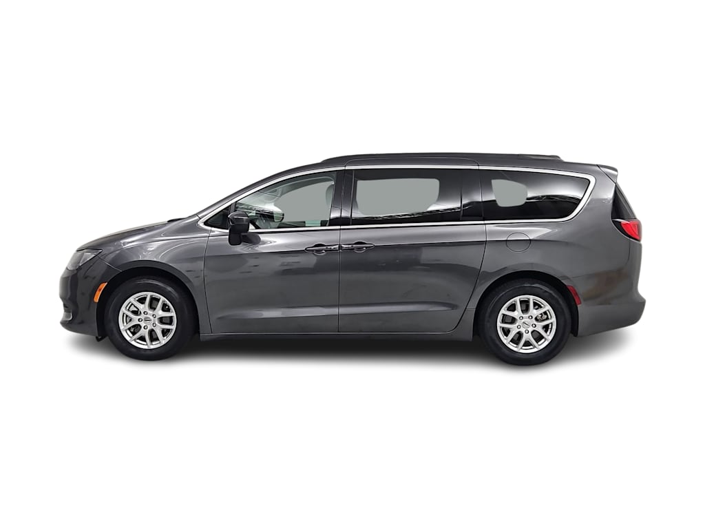 Thumbnail: 2021 Chrysler Voyager - 3
