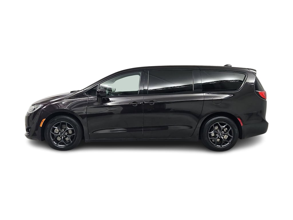 Thumbnail: 2018 Chrysler Pacifica - 3