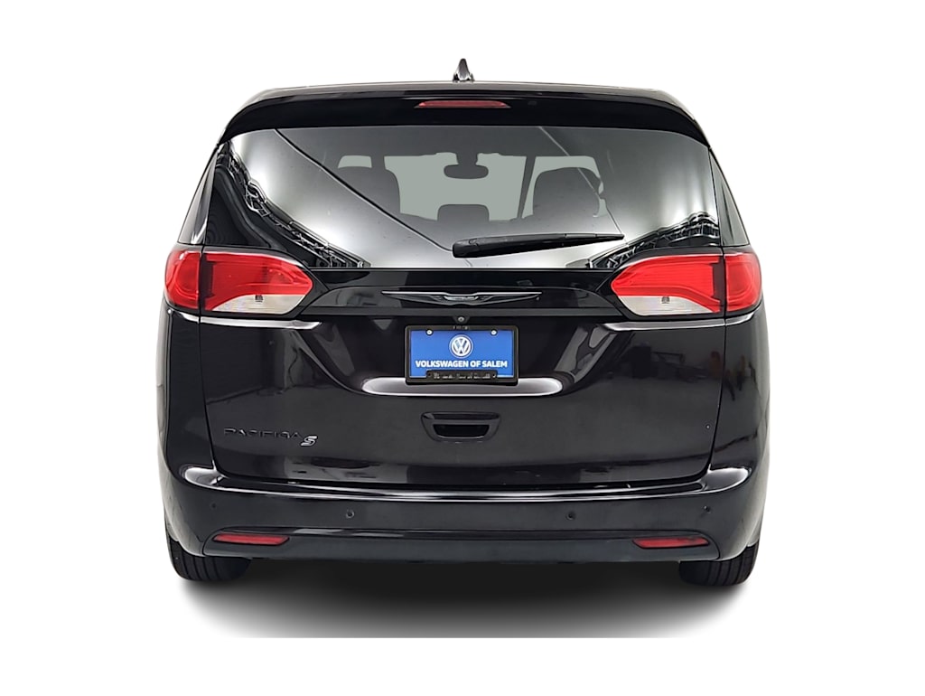 Thumbnail: 2018 Chrysler Pacifica - 5