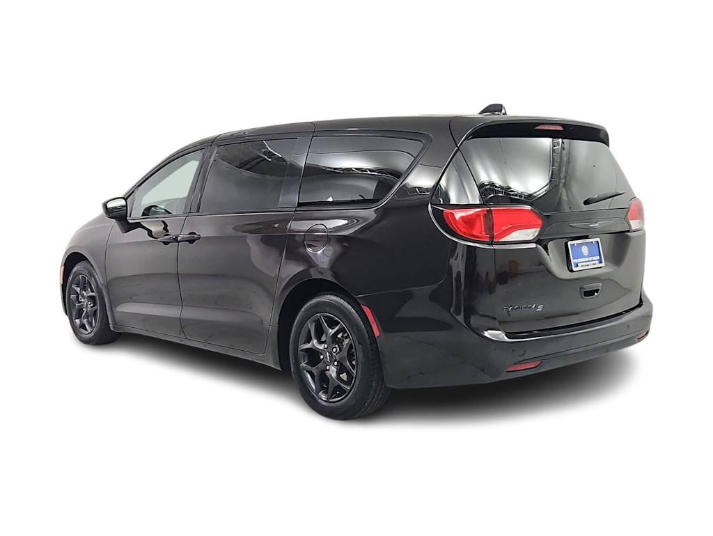 Thumbnail: 2018 Chrysler Pacifica - 4