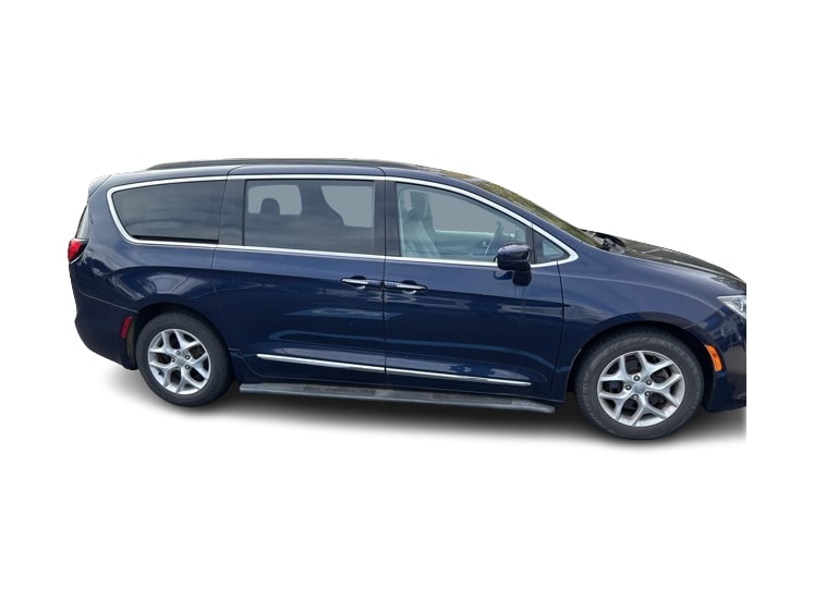 Thumbnail: 2017 Chrysler Pacifica - 10