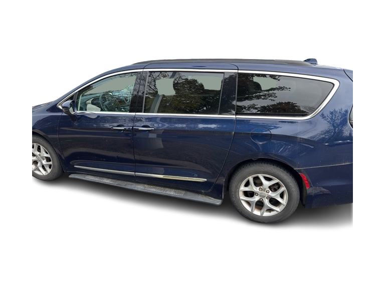 Thumbnail: 2017 Chrysler Pacifica - 3