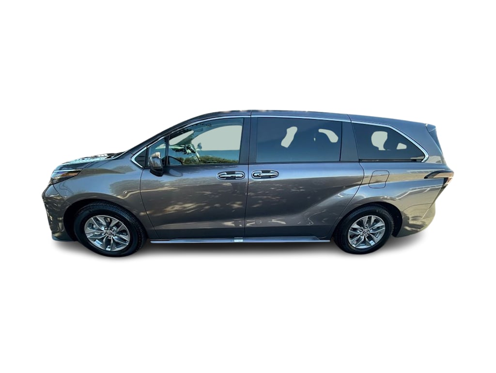 Thumbnail: 2023 Toyota Sienna - 3