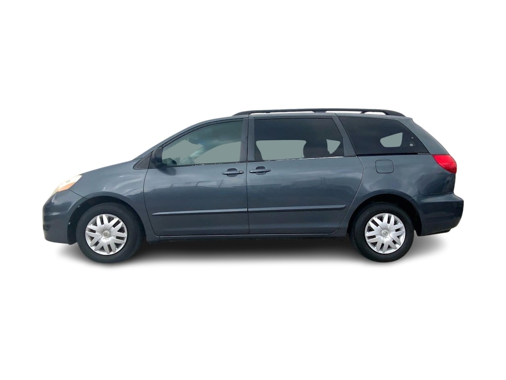Thumbnail: 2010 Toyota Sienna - 3