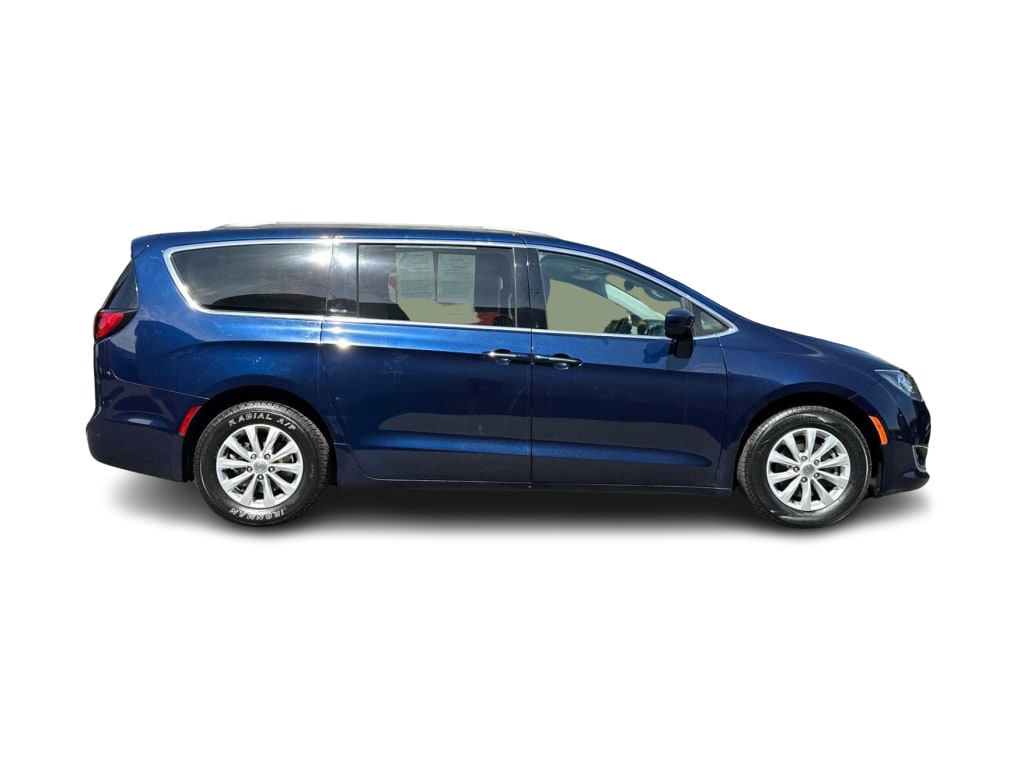 2017 Chrysler Pacifica Touring 18