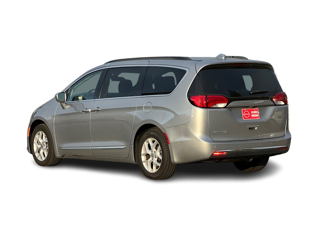 Thumbnail: 2017 Chrysler Pacifica - 4