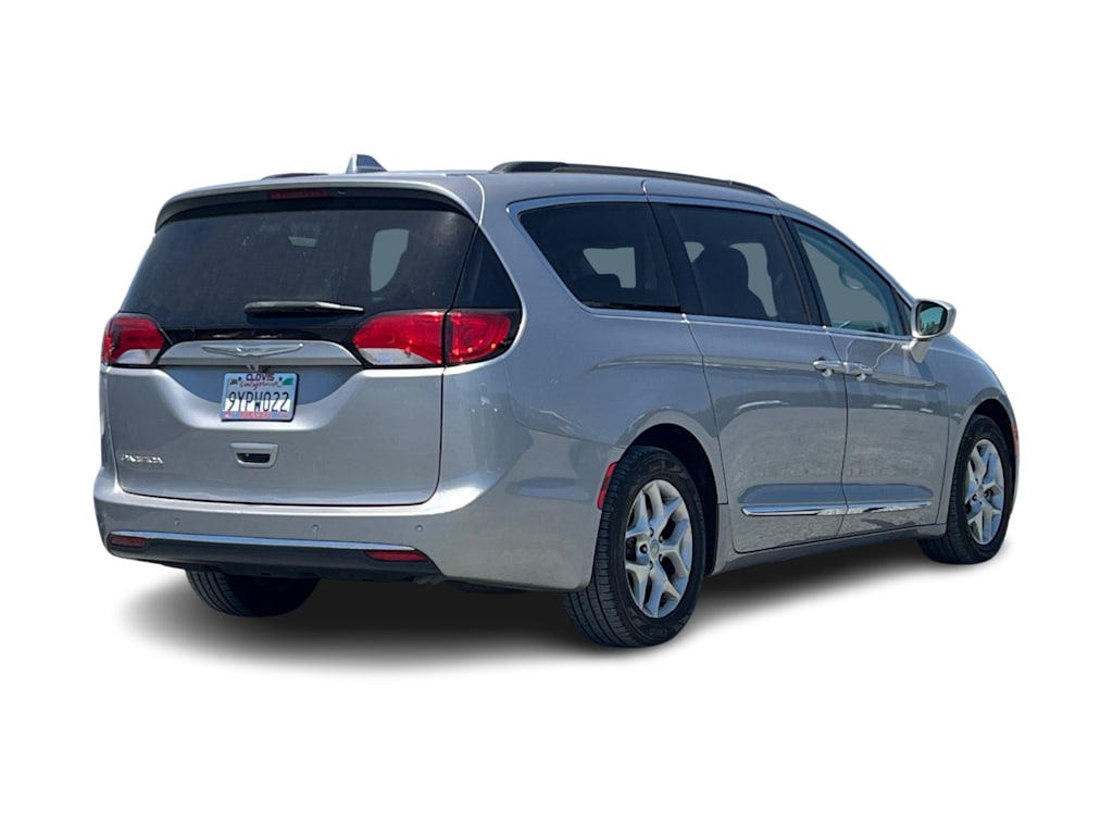Thumbnail: 2017 Chrysler Pacifica - 17