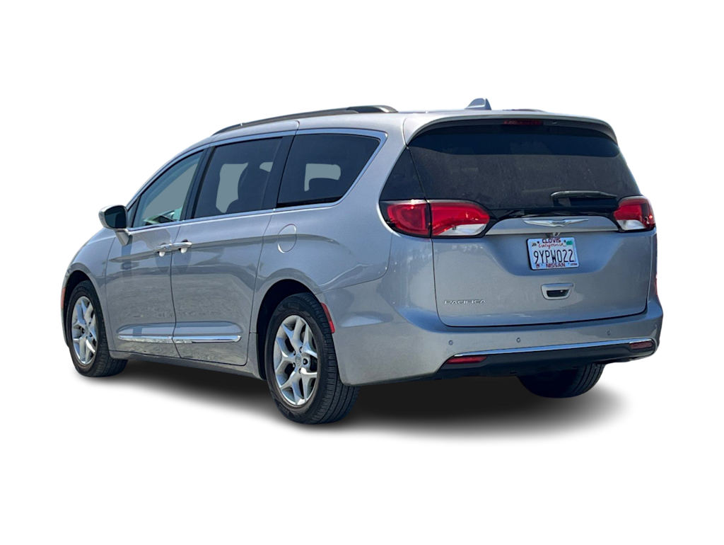 Thumbnail: 2017 Chrysler Pacifica - 4