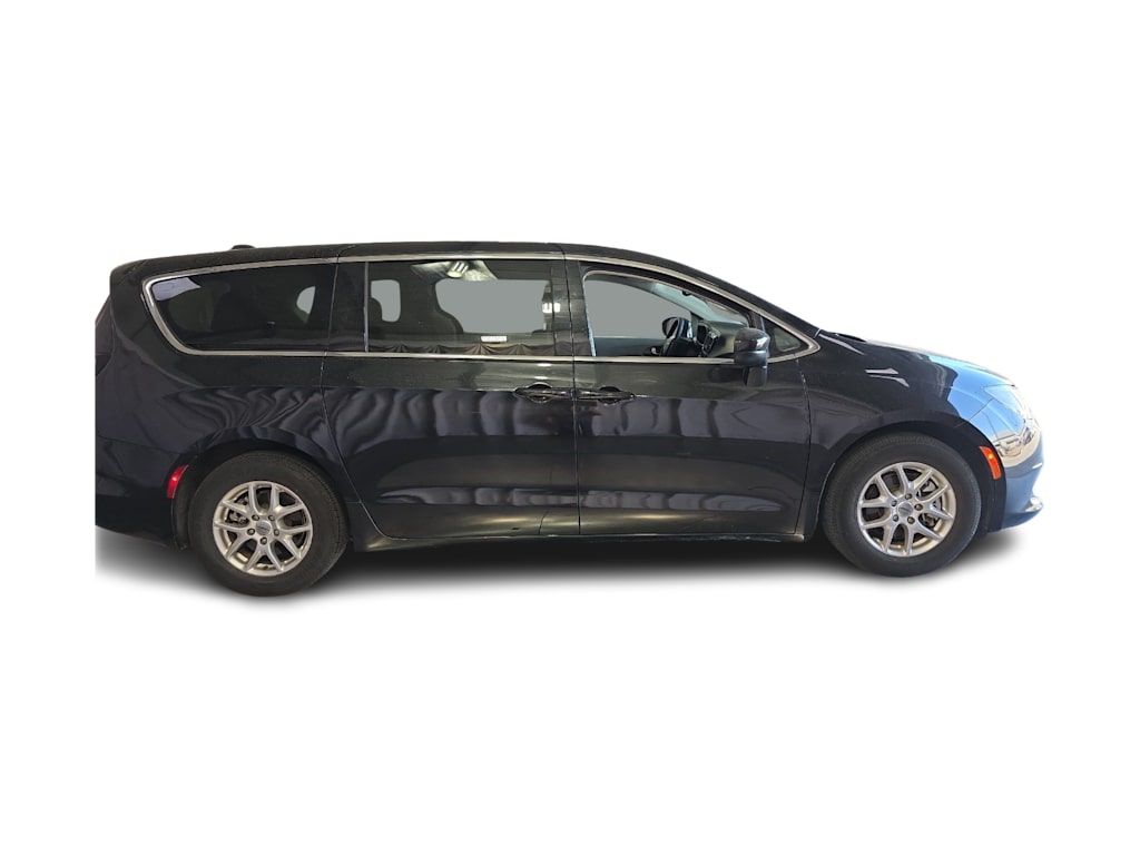 Thumbnail: 2023 Chrysler Voyager - 17