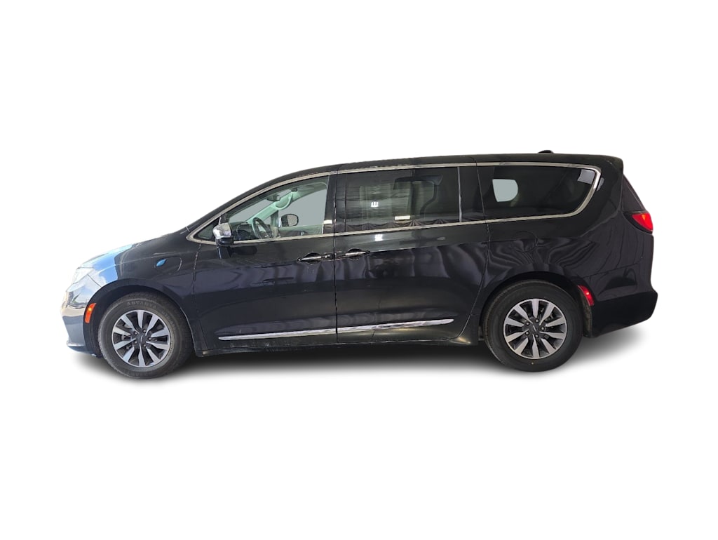 Thumbnail: 2023 Chrysler Pacifica - 3