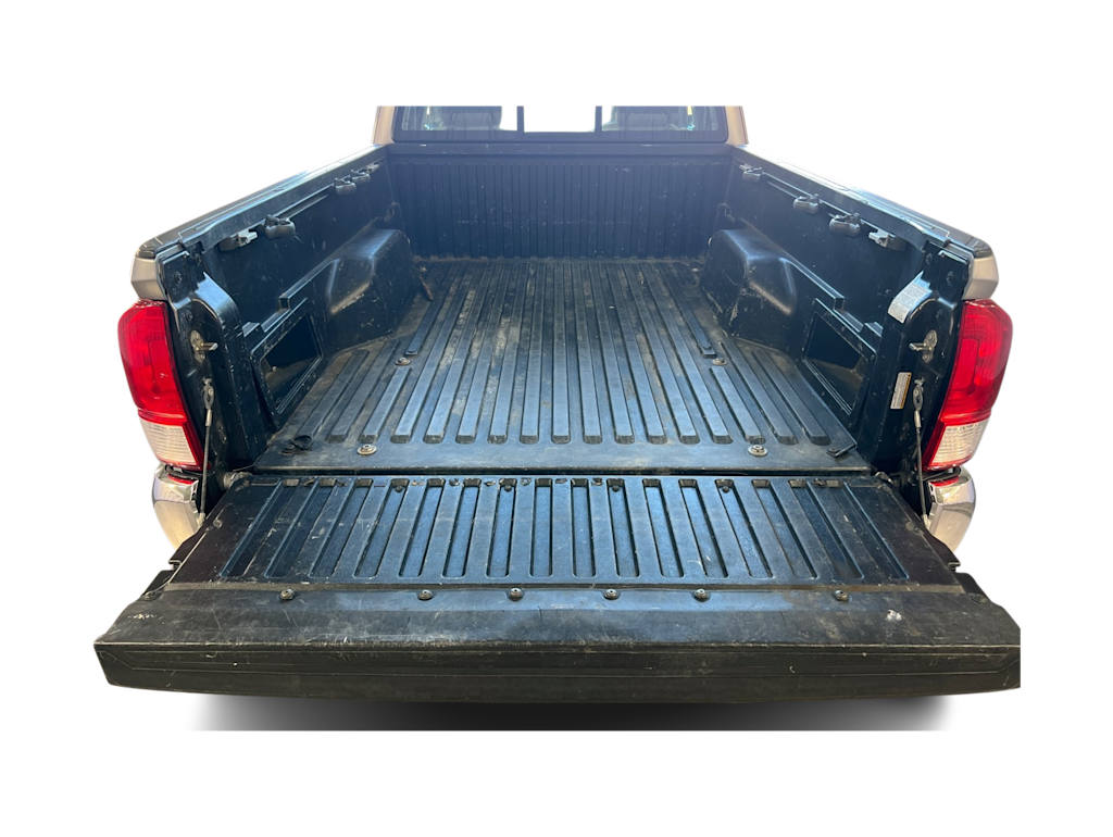 Thumbnail: 2016 Toyota Tacoma - 15