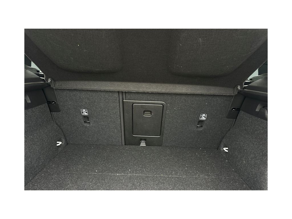 Thumbnail: 2022 Volvo XC40 - 16