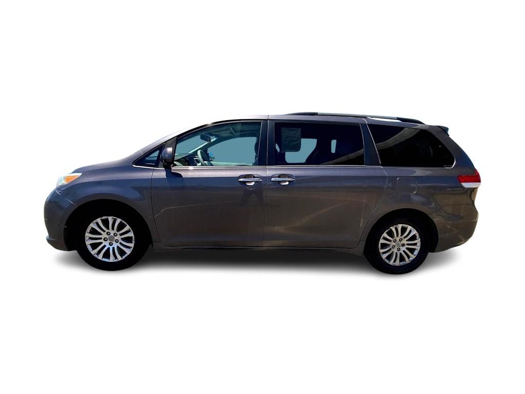Thumbnail: 2014 Toyota Sienna - 3