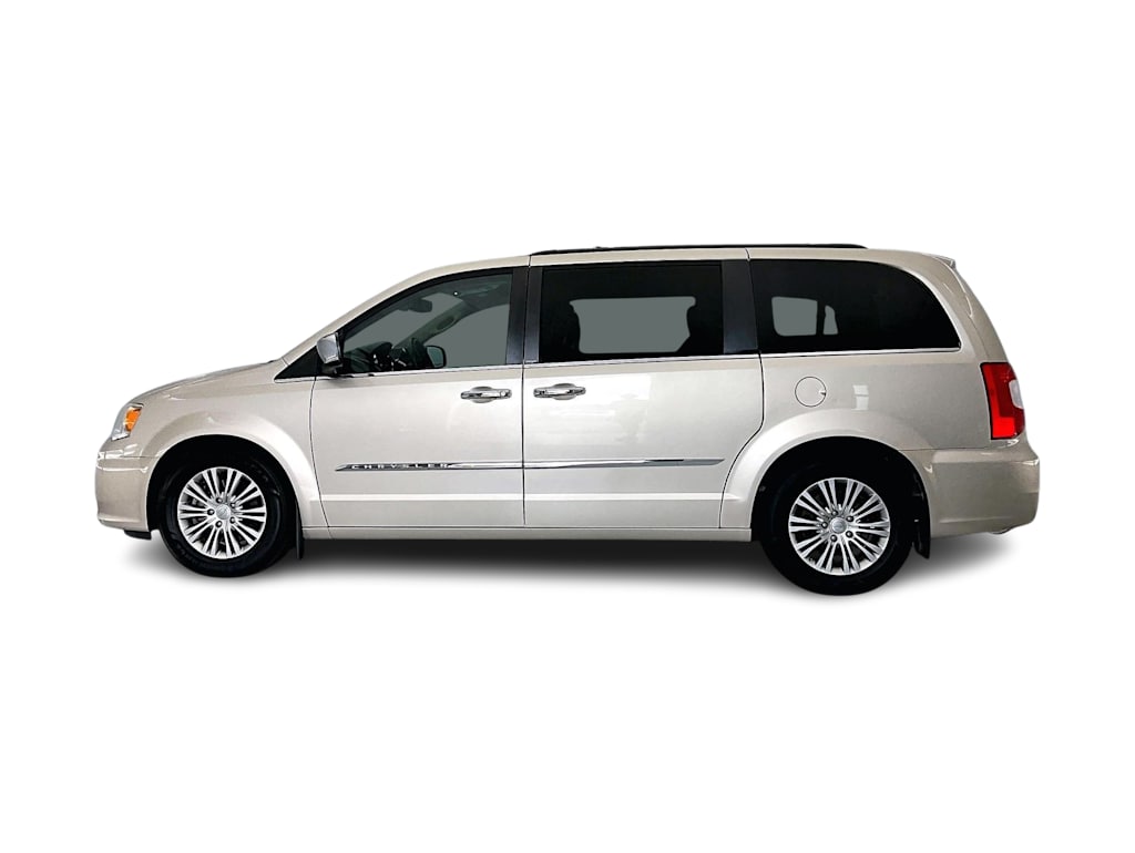 Thumbnail: 2013 Chrysler Town & Country - 3