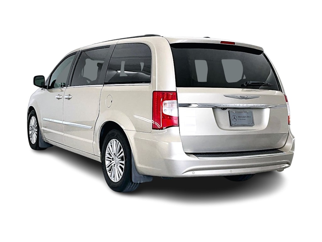Thumbnail: 2013 Chrysler Town & Country - 4
