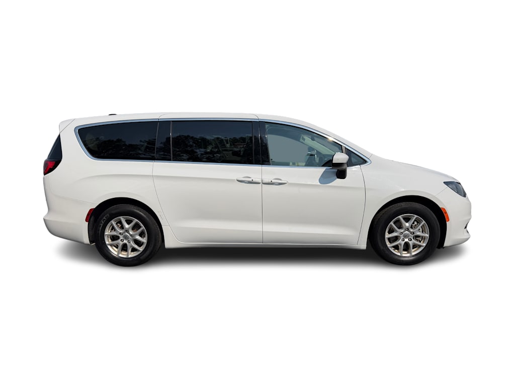 Thumbnail: 2023 Chrysler Voyager - 17