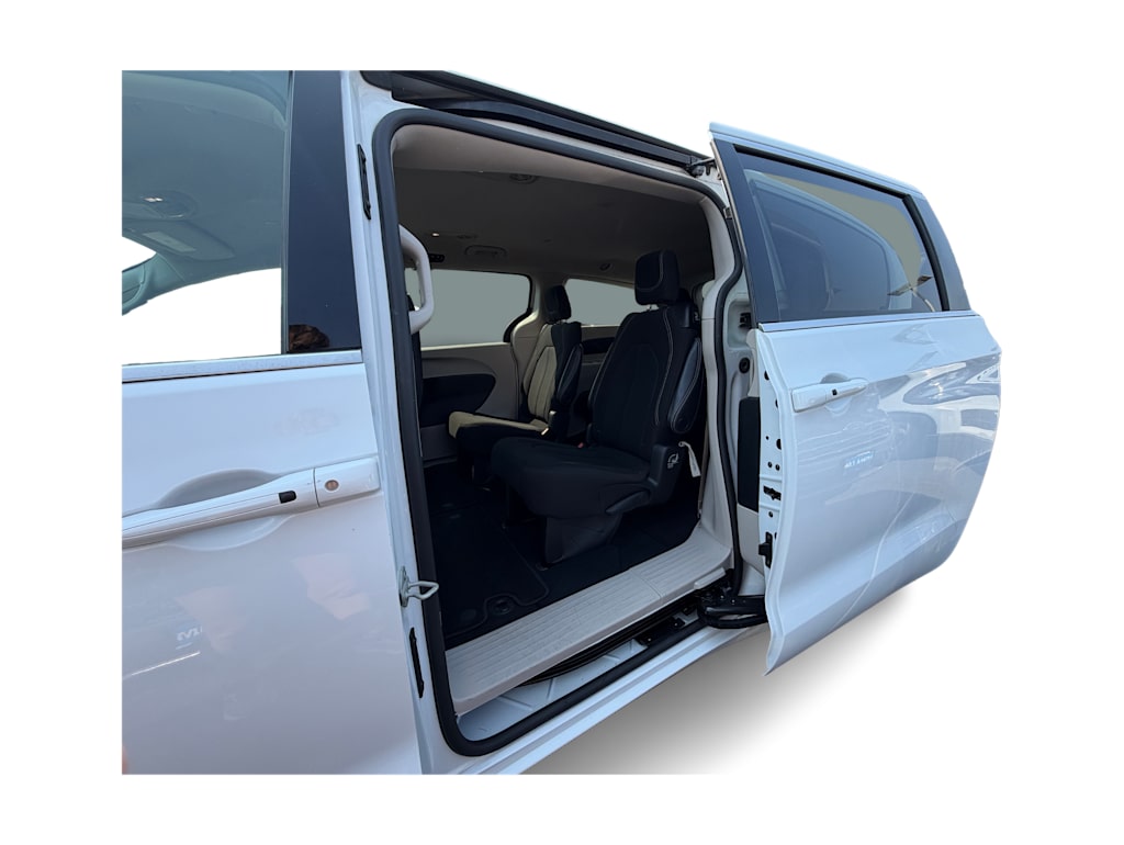 Thumbnail: 2023 Chrysler Voyager - 24