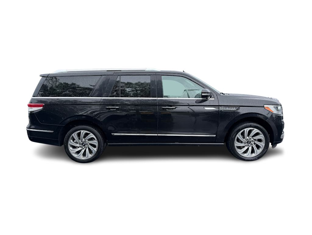 Thumbnail: 2024 Lincoln Navigator L - 18