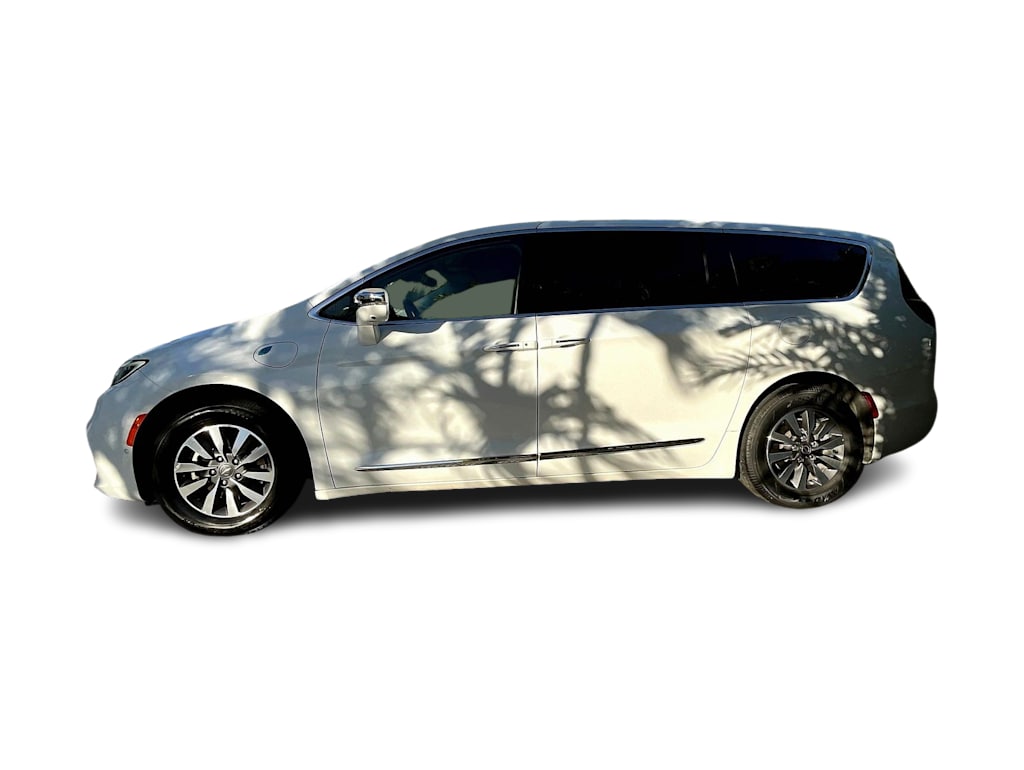 Thumbnail: 2022 Chrysler Pacifica - 3