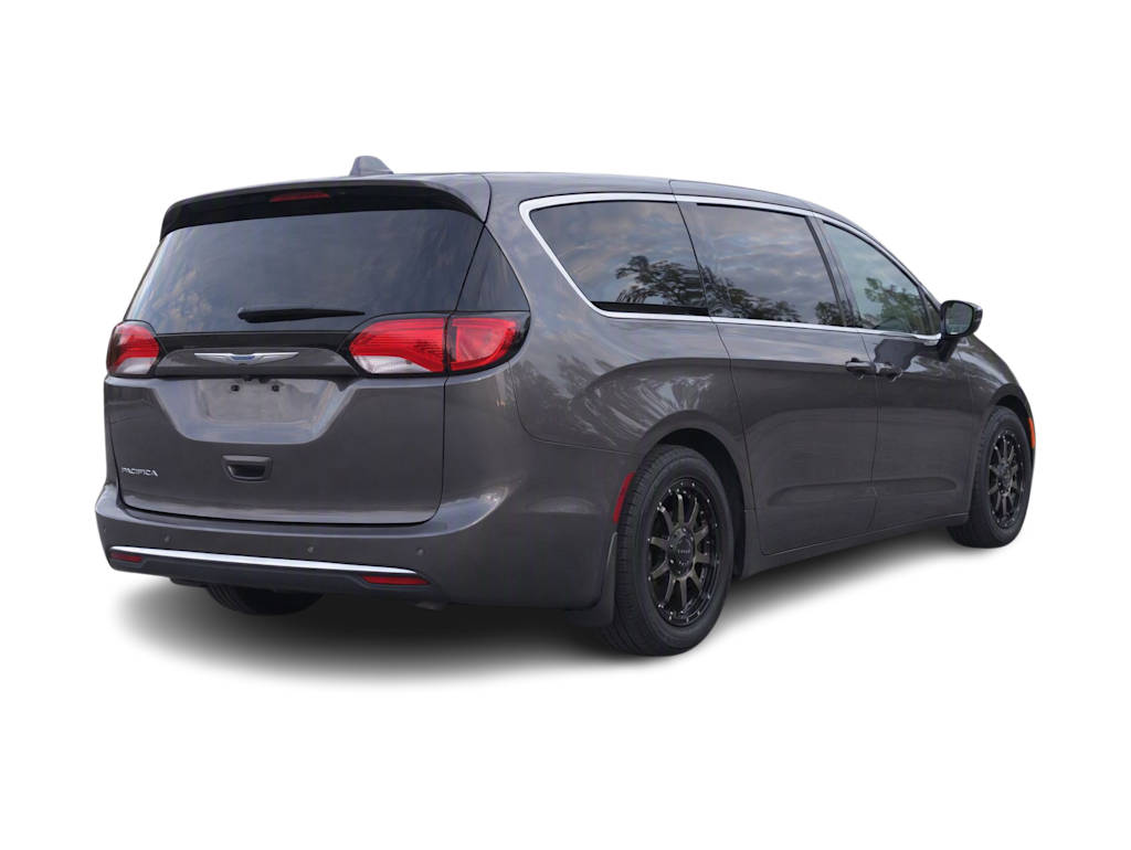 Thumbnail: 2017 Chrysler Pacifica - 7