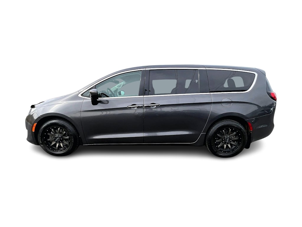Thumbnail: 2017 Chrysler Pacifica - 3