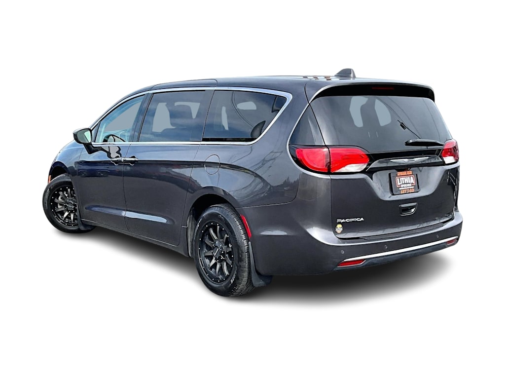 Thumbnail: 2017 Chrysler Pacifica - 4