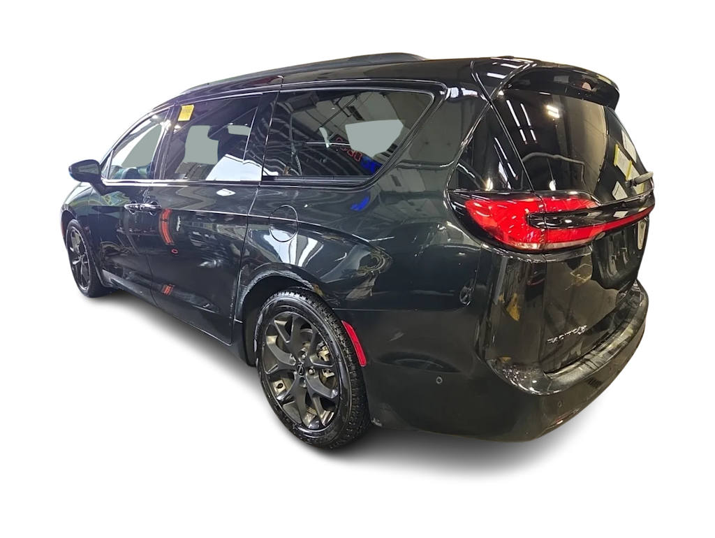Thumbnail: 2023 Chrysler Pacifica - 3
