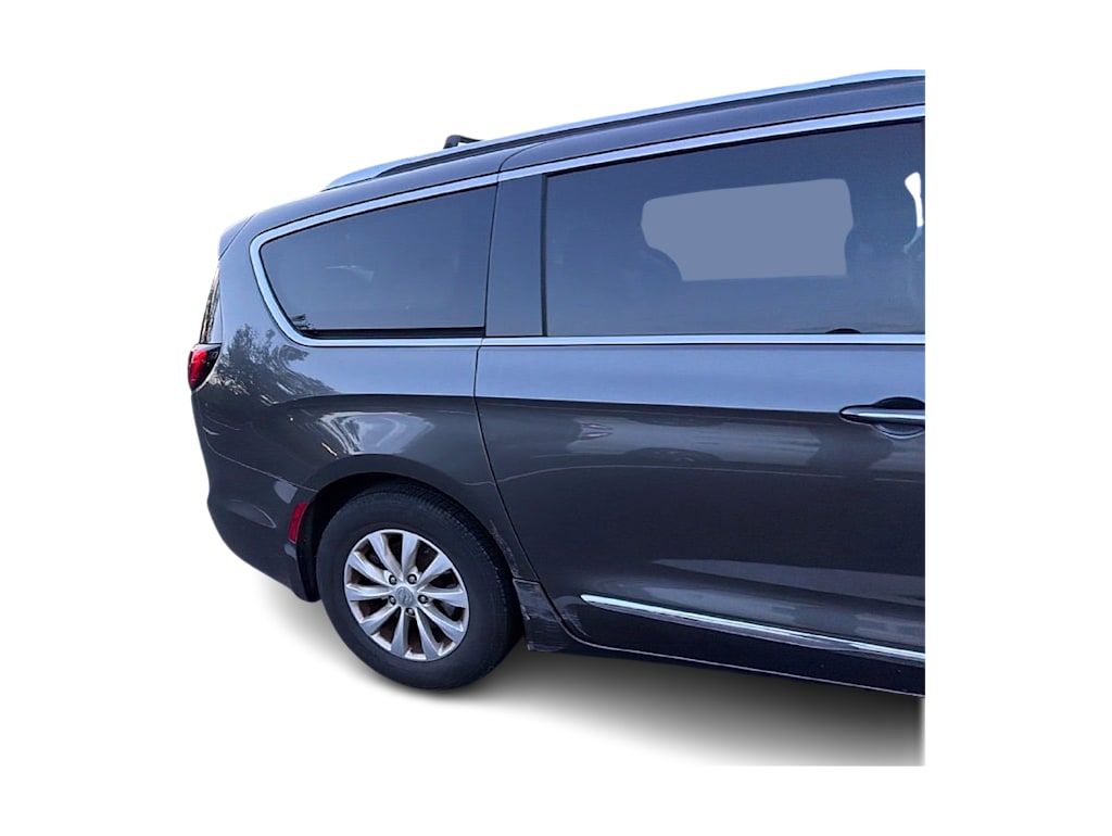 Thumbnail: 2019 Chrysler Pacifica - 3