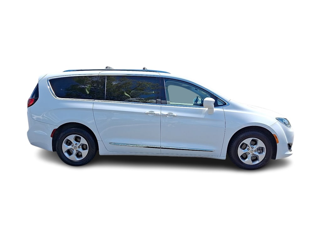 Thumbnail: 2017 Chrysler Pacifica - 19
