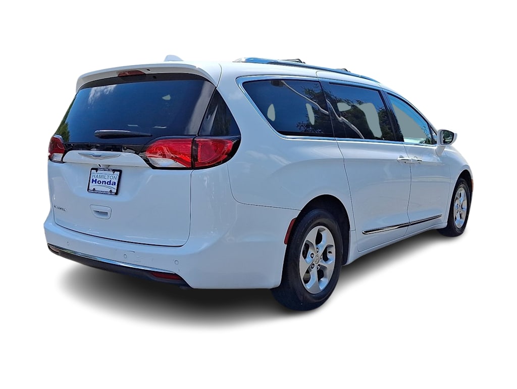 Thumbnail: 2017 Chrysler Pacifica - 18
