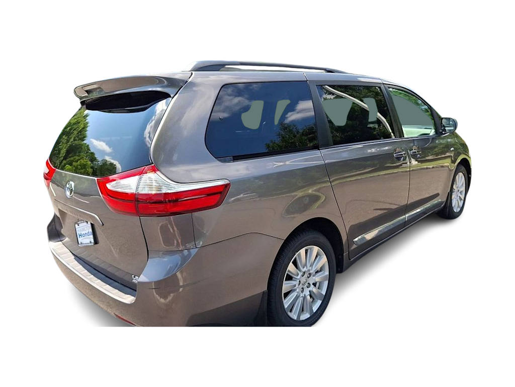 Thumbnail: 2017 Toyota Sienna - 14