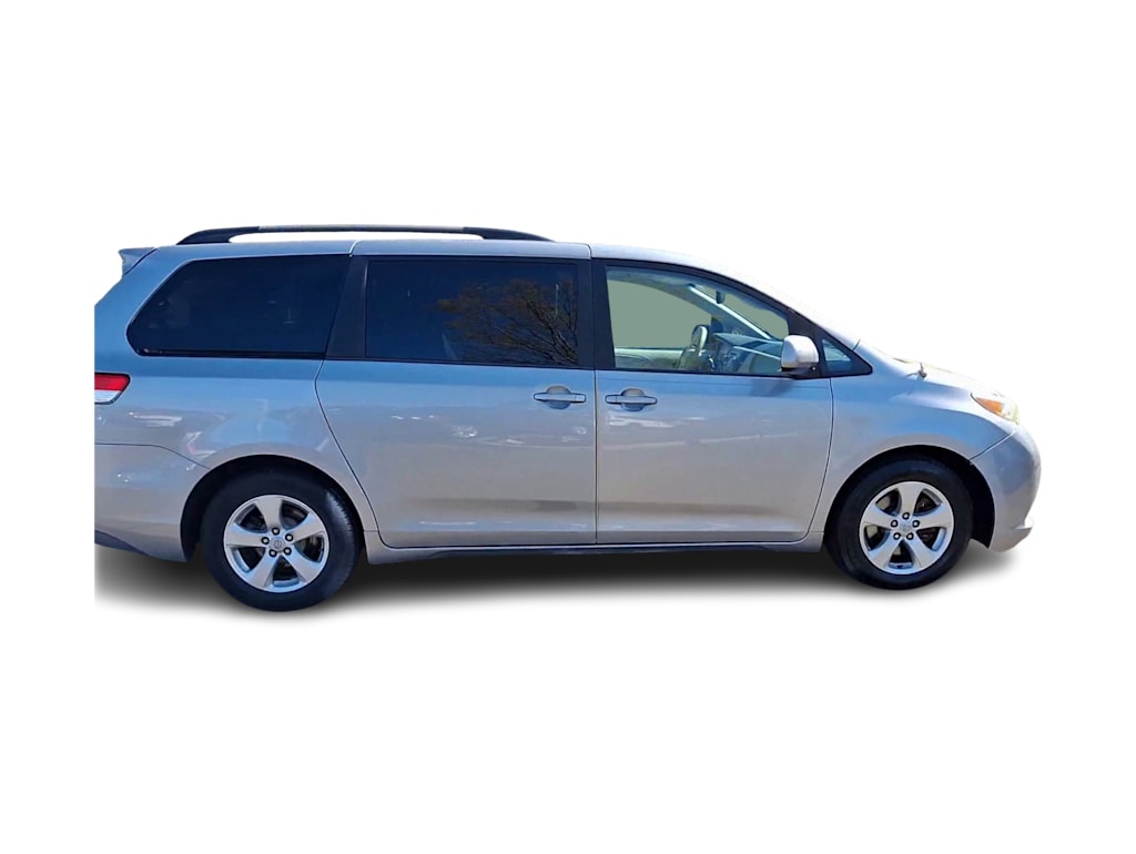2014 Toyota Sienna LE 17