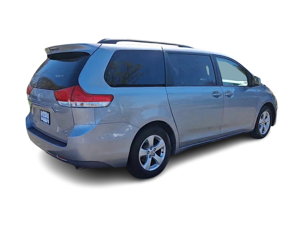 2014 Toyota Sienna LE 16