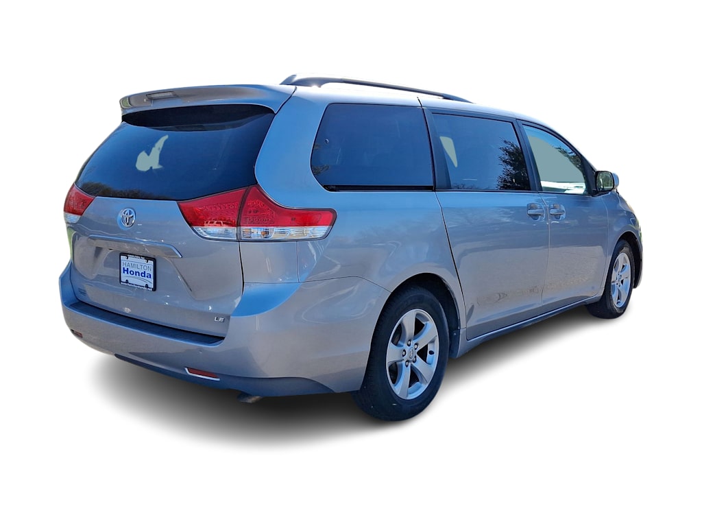 2014 Toyota Sienna LE 24