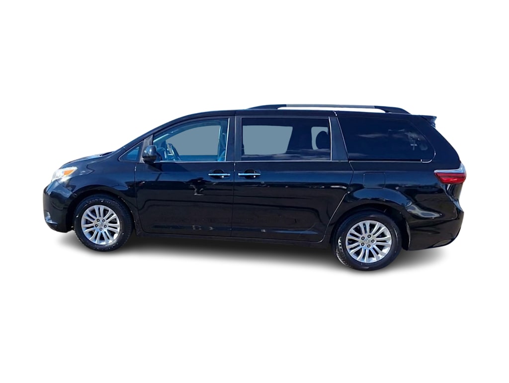 2016 Toyota Sienna XLE 16