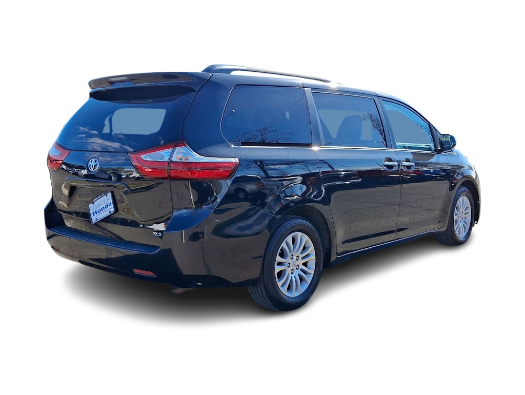 2016 Toyota Sienna XLE 26