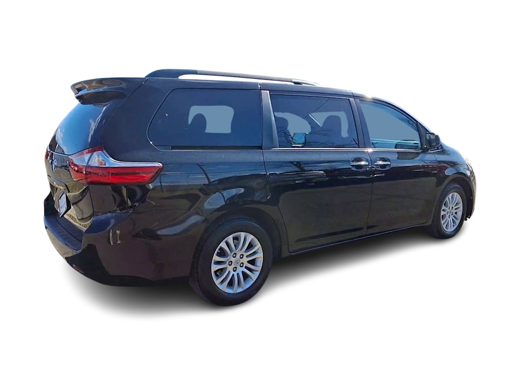 2016 Toyota Sienna XLE 17