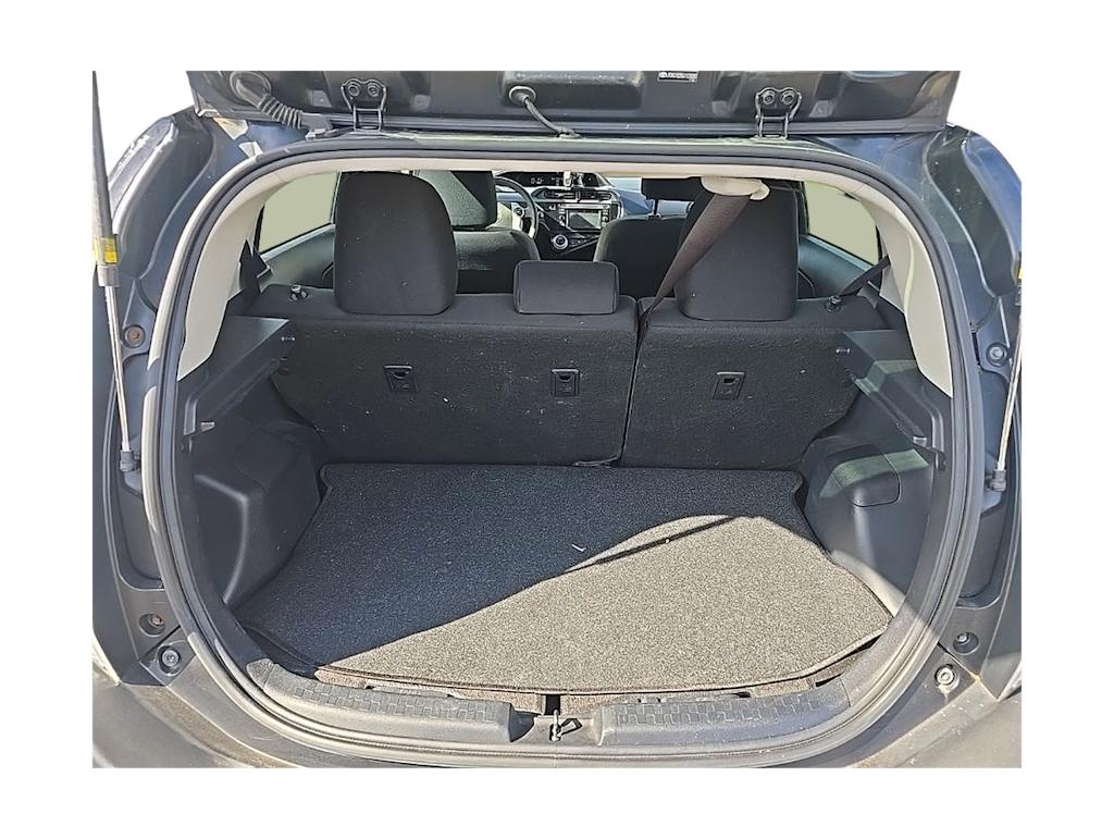 Thumbnail: 2016 Toyota Prius c - 10