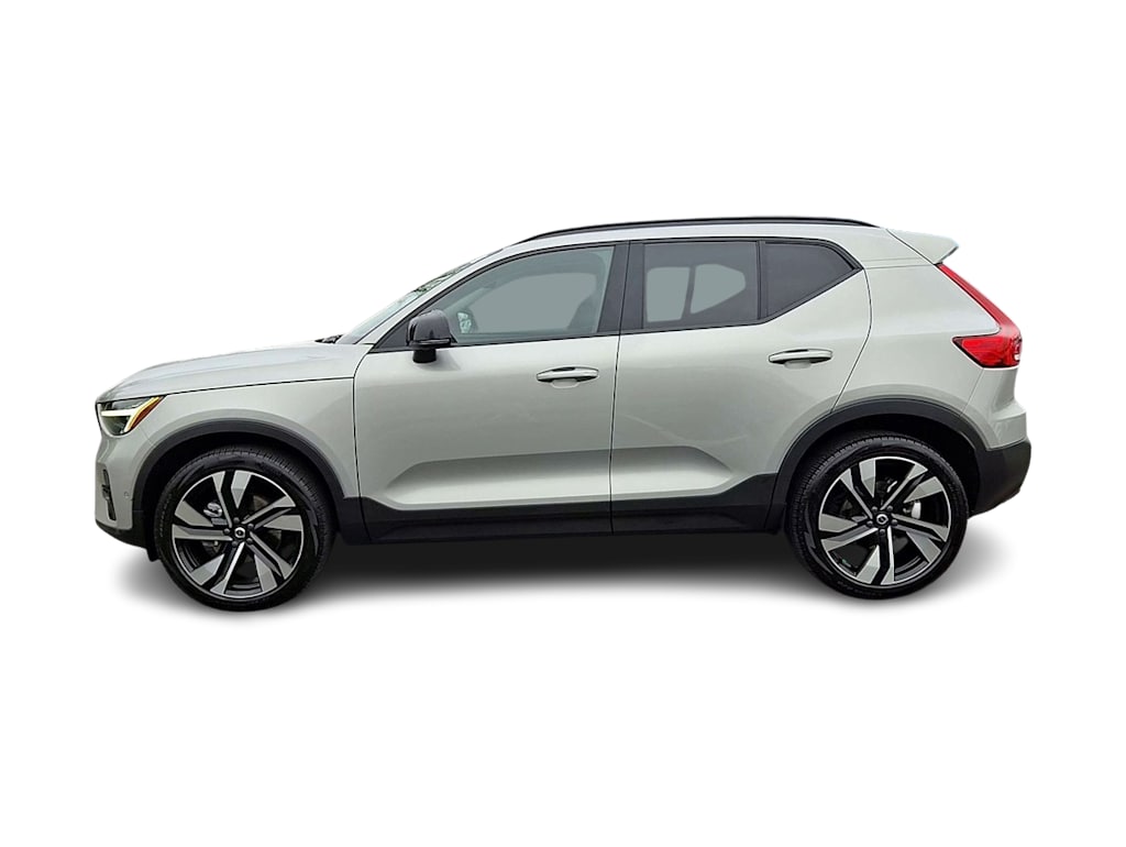 Thumbnail: 2023 Volvo XC40 - 3