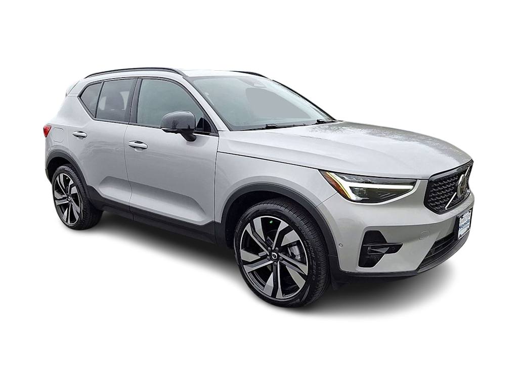 Thumbnail: 2023 Volvo XC40 - 11