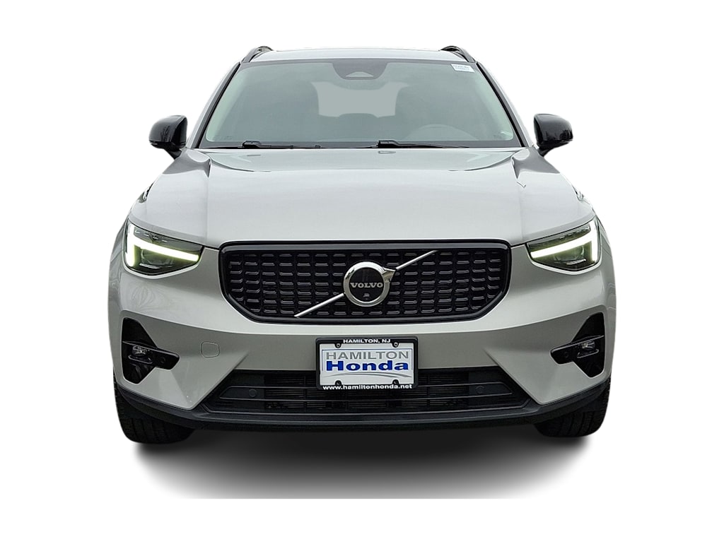 Thumbnail: 2023 Volvo XC40 - 25