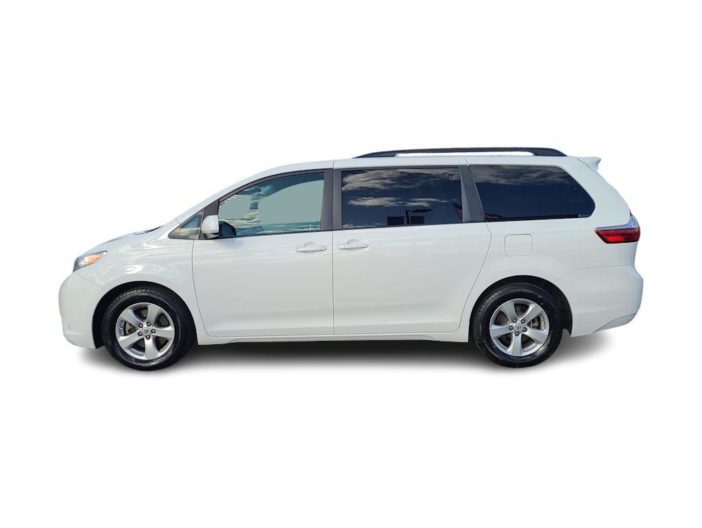 2017 Toyota Sienna LE 23