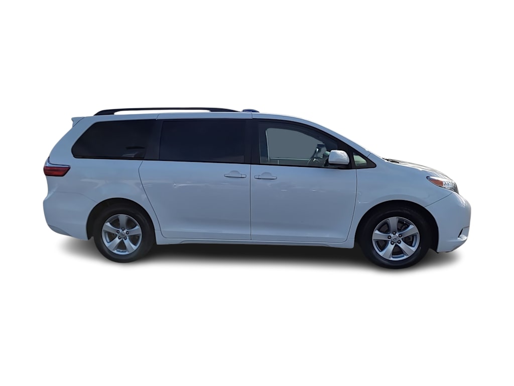 2017 Toyota Sienna LE 21