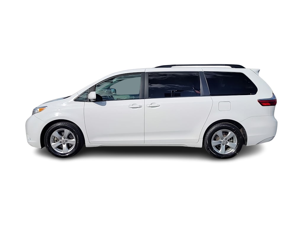 2017 Toyota Sienna LE 18